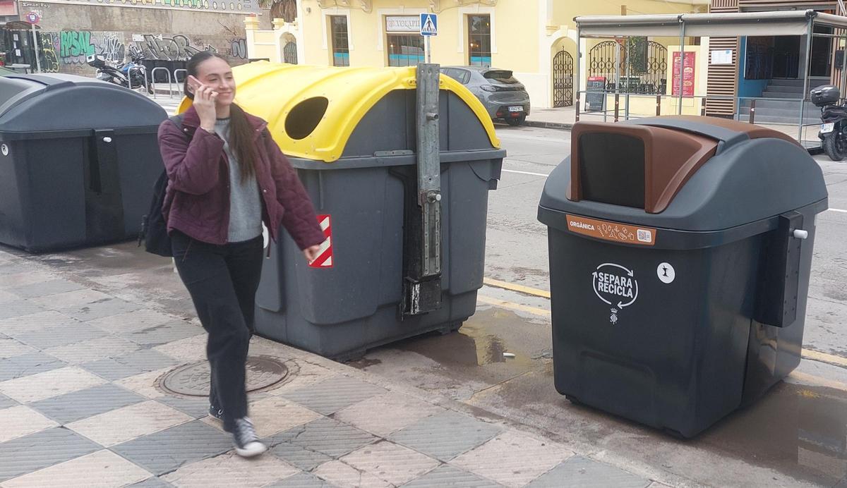 Dos contenedores nuevos de resto y orgánica en la avenida Mediterráneo, junto a uno viejo de envases.