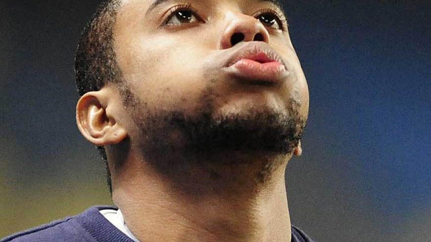 Robinho parece soplar durante un entrenamiento de su equipo. / nigel roddis