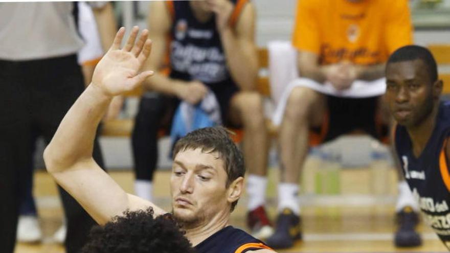 El pívot brasileño del Estudiantes Lucas Nogeira intenta eludir la defensa del pívot ucraniano del Valencia Basket Sergei Lishouk.