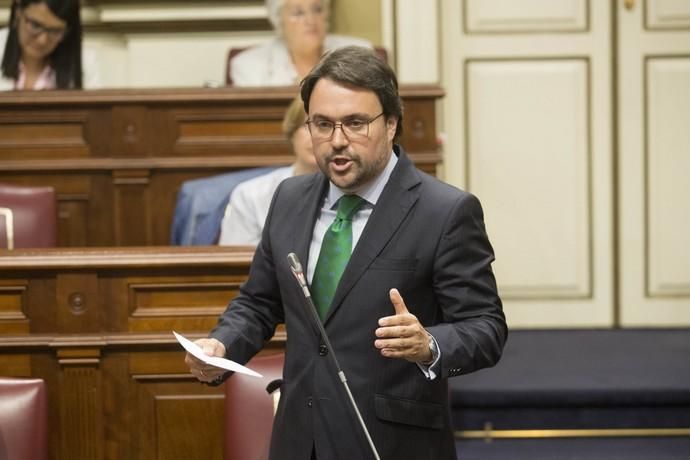 Delia Padrón Pleno del Parlamento de Canarias , Santa Cruz de Tenerife , presidente Fernando Clavijo CC