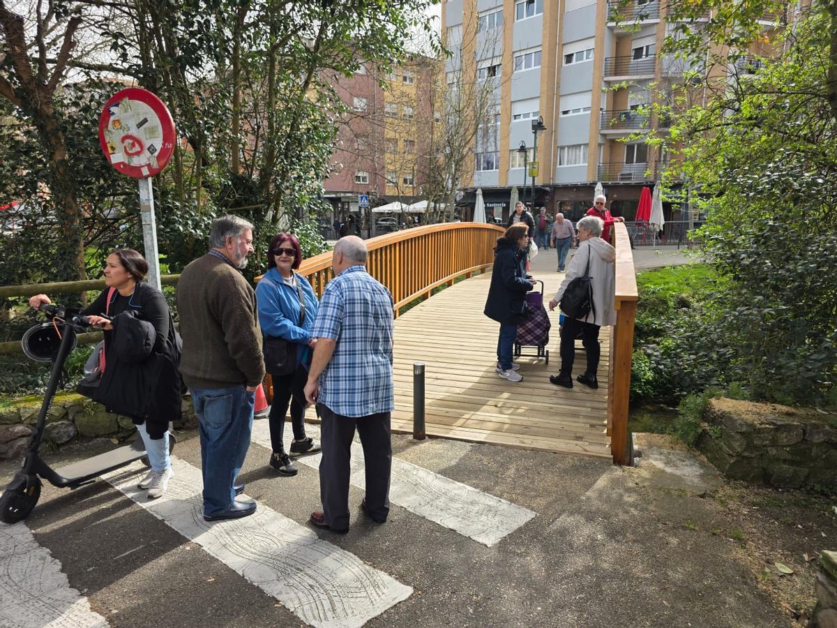 Los vecinos hablando en la nueva estructura.