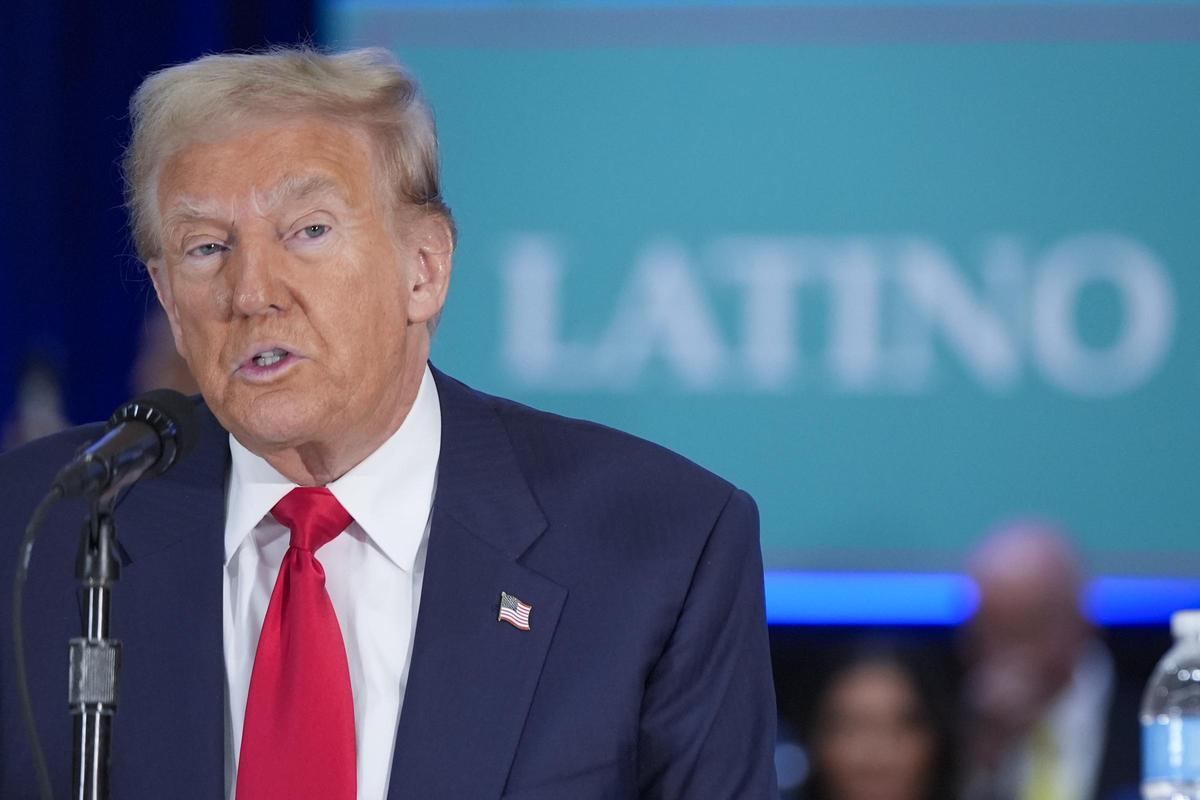 El expresidente Donald Trump participa en un evento de voto latino en campaña electoral