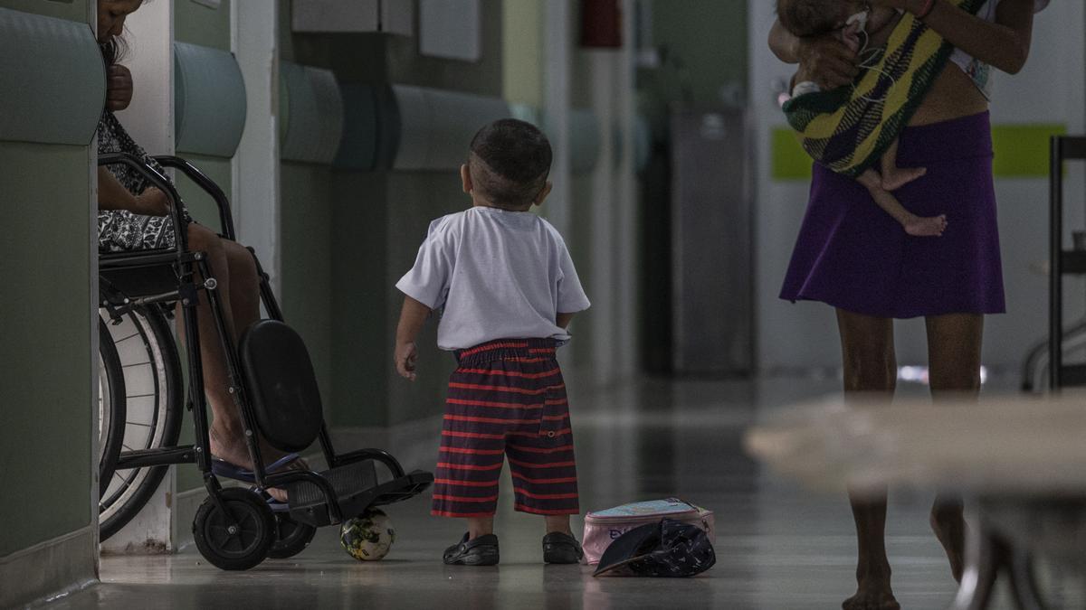 Se multiplican los rescates aéreos de niños yanomamis enfermos en Brasil