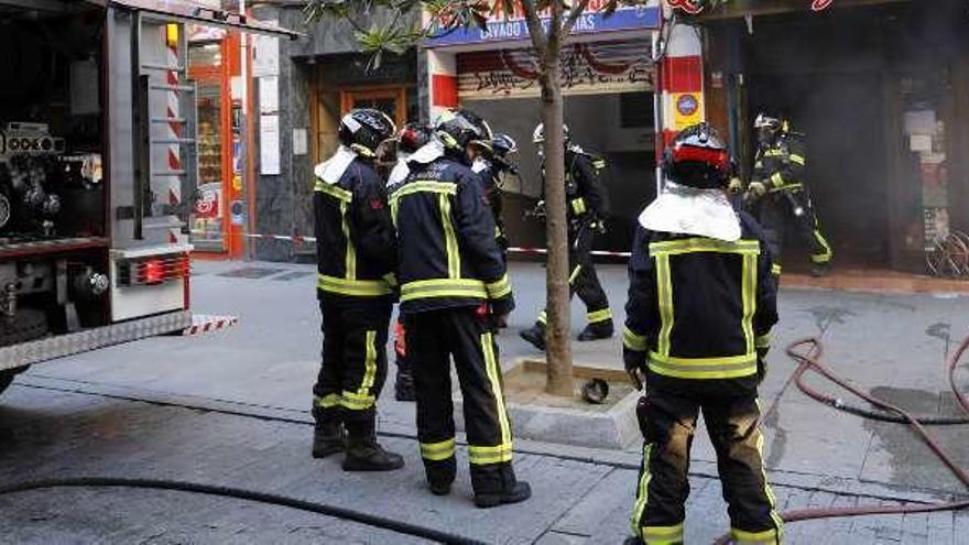 Los bomberos intervienen en un incendio en un bar de la calle Asturias.