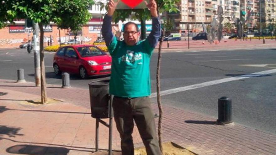 Un ciudadano anuncia la protesta.