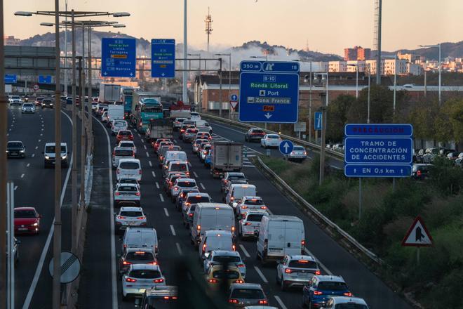 Última hora del tráfico y transporte público en Barcelona, en directo: accidentes y retenciones en las ronda Litoral, la de Dalt e incidencias en otras carreteras y el Metro y Rodalies