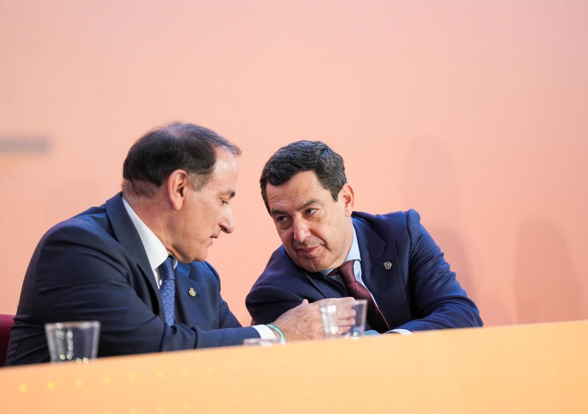 El presidente de la Junta de Andalucía, Juanma Moreno (d), junto al recién reelegido presidente de la CEA, Javier Fernández de Lara (i), durante la celebración de la asamblea general de la Confederación de Empresarios de Andalucía (CEA). A 12 de febrero de 2026, en Sevilla (Andalucía, España). La Confederación de Empresarios de Andalucía (CEA) reunida en Asamblea Electoral celebra la toma de posesión de Javier Fernández de Lara como presidente al frente de la organización para un nuevo mandato. 12 FEBRERO 2026 María José López / Europa Press 12/02/2026. Juanma Moreno;Javier Fernández de Lara;María José López;category_code_new
