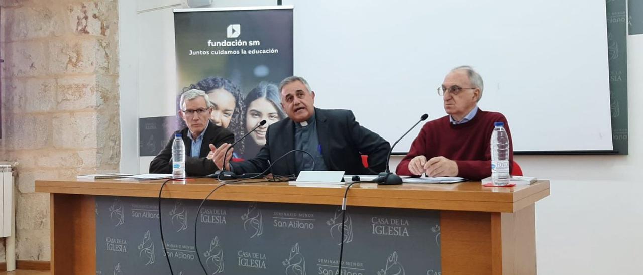 José María González (izquierda) con Miguel de Santiago, durante la primera ponencia de estas jornadas. | Cedida