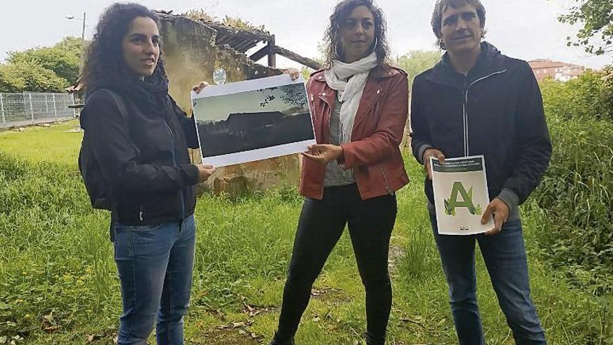 Por la izquierda, Llarina González, Tania González y Primitivo Abella, ayer, en las inmediaciones del manantial de Valparaíso.