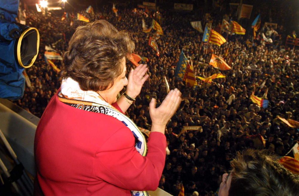 Rita Barberá, en la celebración de la Copa de la Lifa de Fútbol ganada por el Valencia CF en 2002.