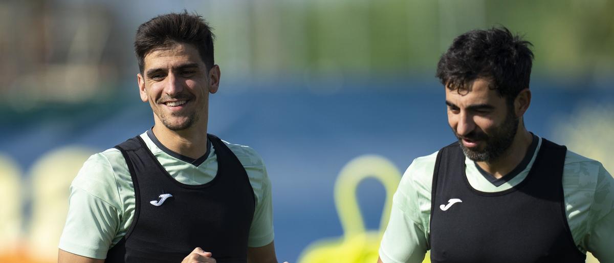 La sonrisa de dos de los capitanes del Villarreal, Gerard Moreno (i) y Raúl Albiol (d), huele a que quieren la Champions.