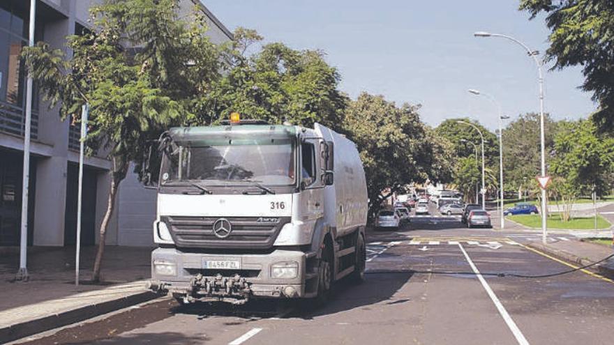 El operativo de limpieza se organizó desde primera hora de la mañana.