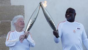 Colette Cataldo y Basile Boli con la antorcha de los Jusgos Olímpicos de París, hoy en Marsella. 