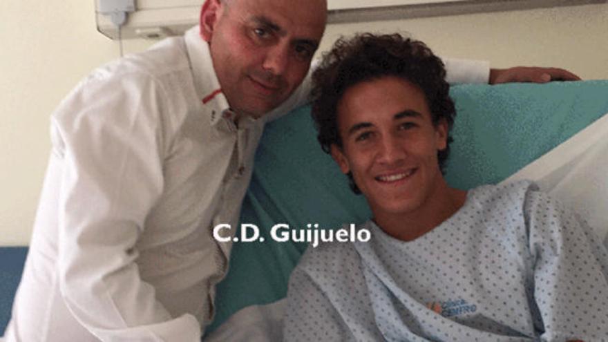 Luis Milla tras ser intervenido de la rodilla.