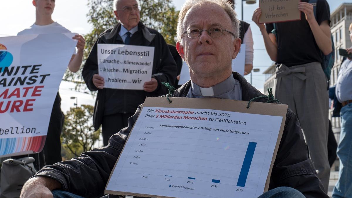 El Dr. Jörg Alt SJ, sacerdote católico, con estudios en Múnich y Londres, científico social con un doctorado en la Universidad Humboldt de Berlín, ético social (MA) y sociólogo de la migración, durante la protesta el pasado 28 de octubre en Munich.