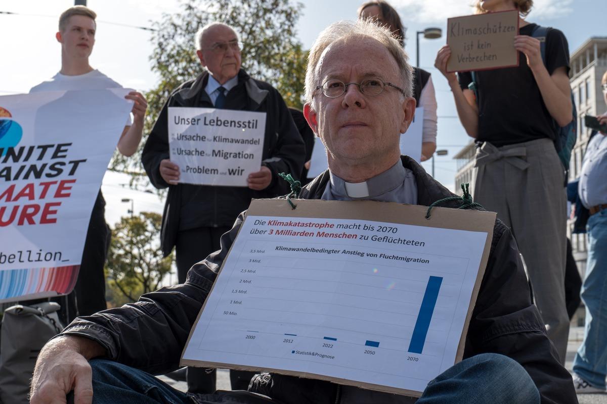 El Dr. Jörg Alt SJ, sacerdote católico, con estudios en Múnich y Londres, científico social con un doctorado en la Universidad Humboldt de Berlín, ético social (MA) y sociólogo de la migración, durante la protesta el pasado 28 de octubre en Munich.