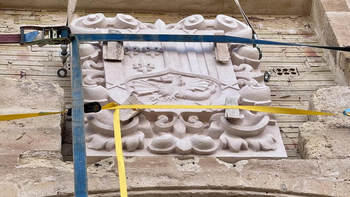 El escudo del Cardenal de la Cueva vuelve a coronar la fachada de la Iglesia de San Pedro en Antequera