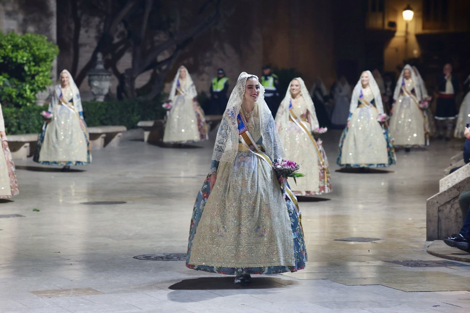Laura Mengó y su corte coronan la ofrenda a la Virgen