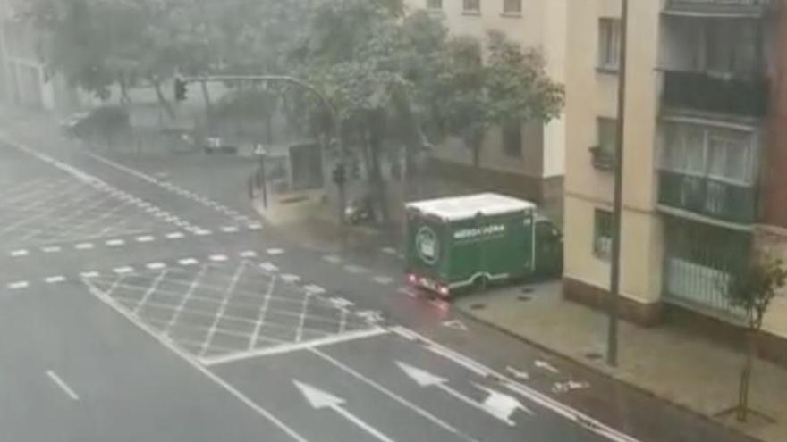 Vídeo: El diluvio provoca un corte de electricidad en los semáforos y las viviendas de Castelló