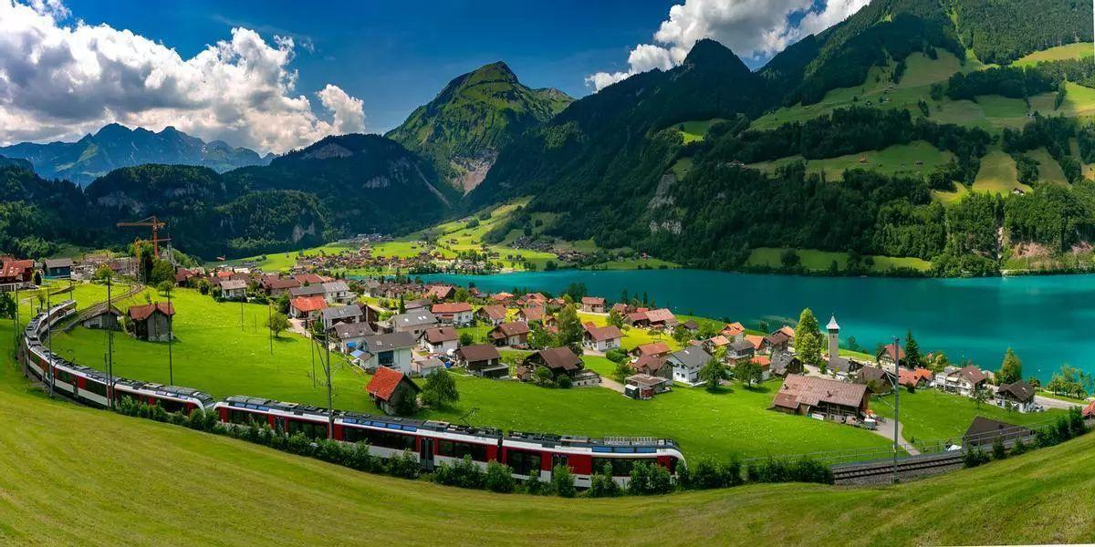Recorre los paisajes de Suiza en tren.