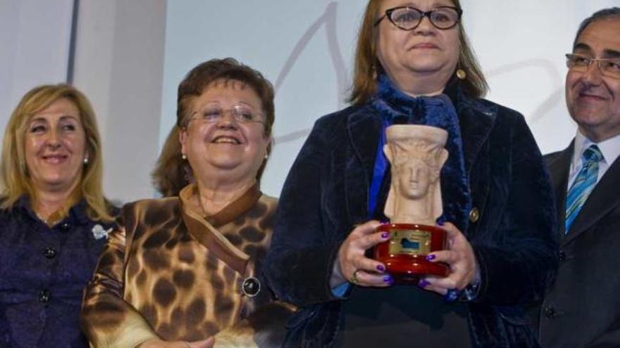 Zoé Valdés con el galardón del Premio Azorín, junto a la presidenta de la Diputación, Luisa Pastor.
