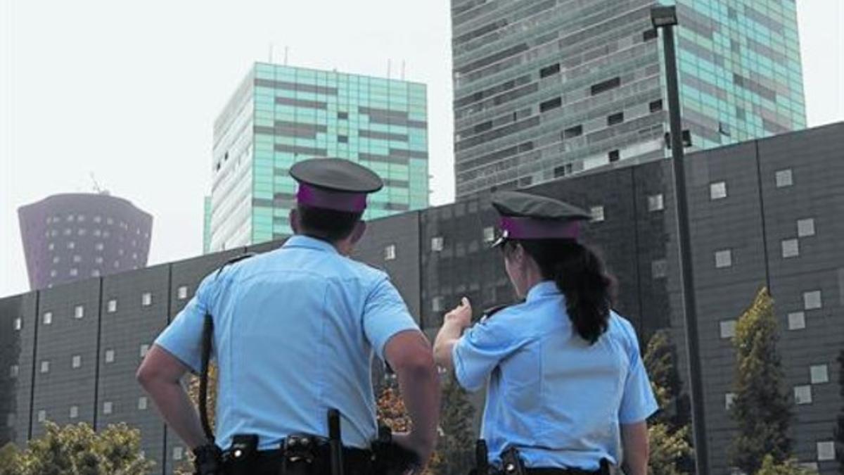 Dos agentes de los Mossos d'Esquadra patrullan en L'Hospitalet, el pasado octubre.