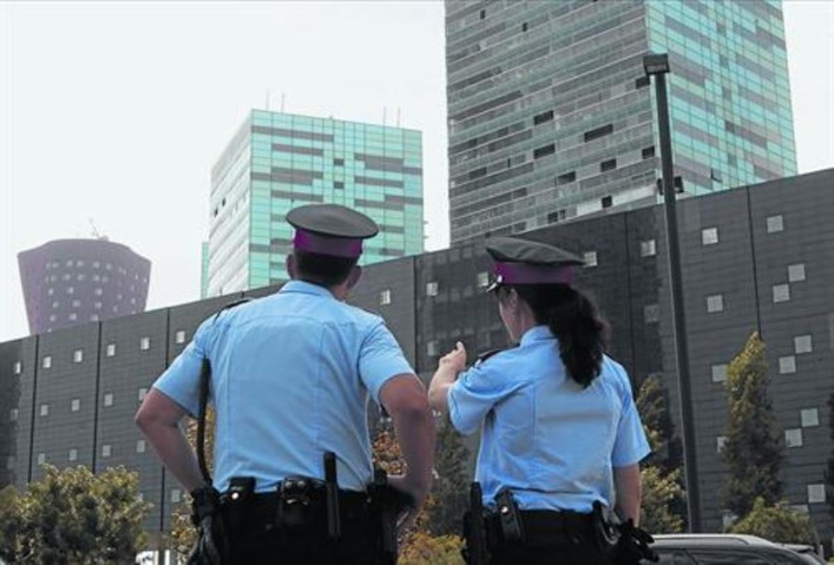 Dos agents dels Mossos d’Esquadra patrullen a l’Hospitalet, l’octubre passat.