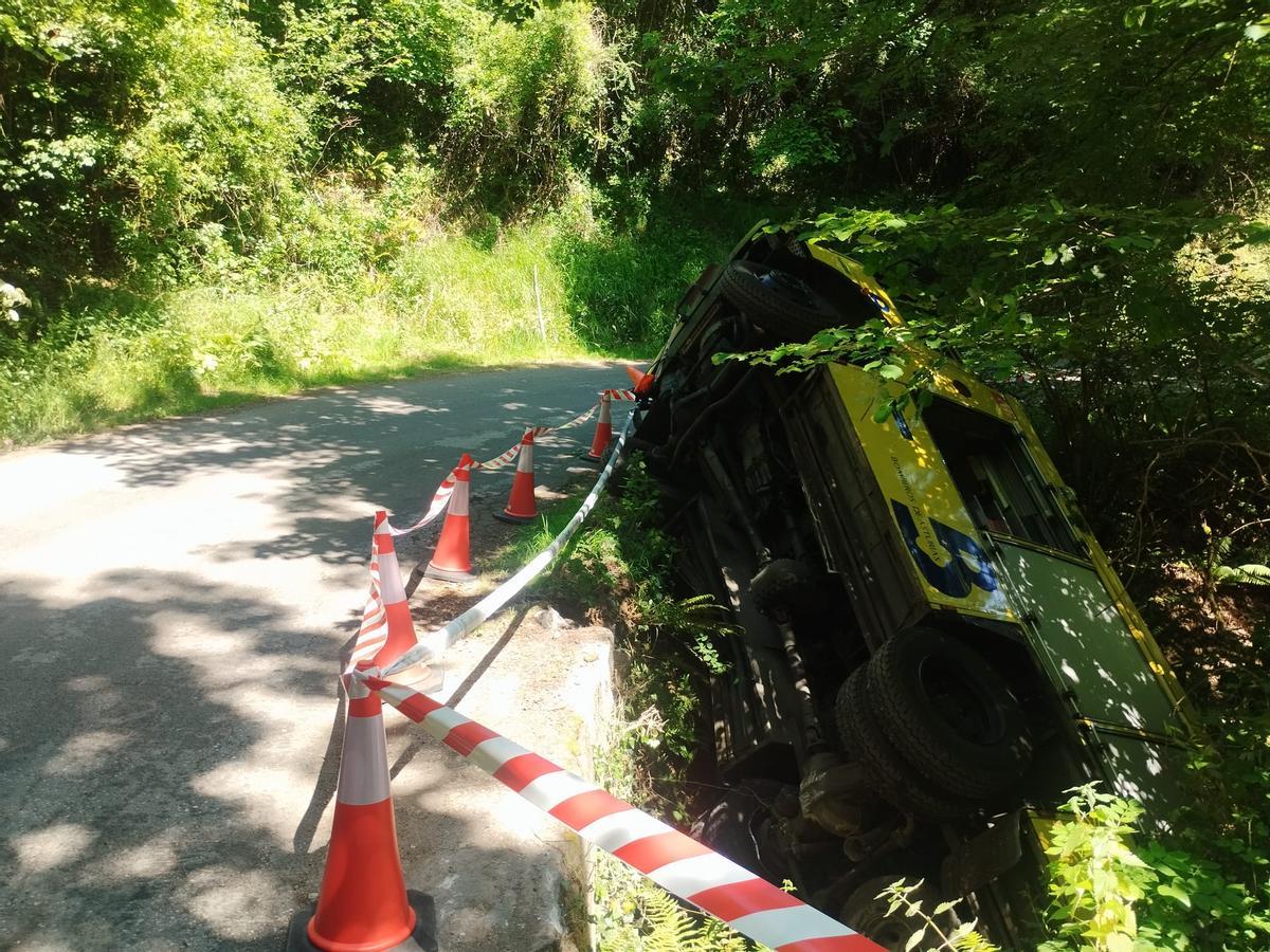 En imágenes, el camión de Bomberos de Asturias volcado en la carretera AS-311, enGrado