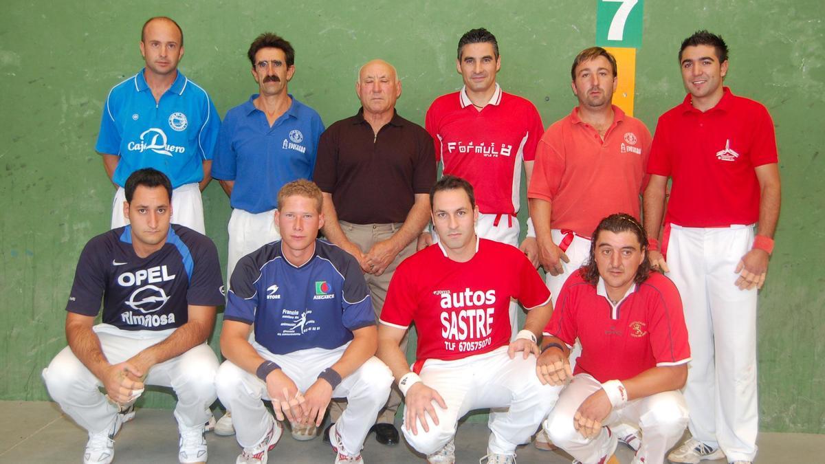 Varios jugadores zamoranos junto a Rodríguez I (en el centro)