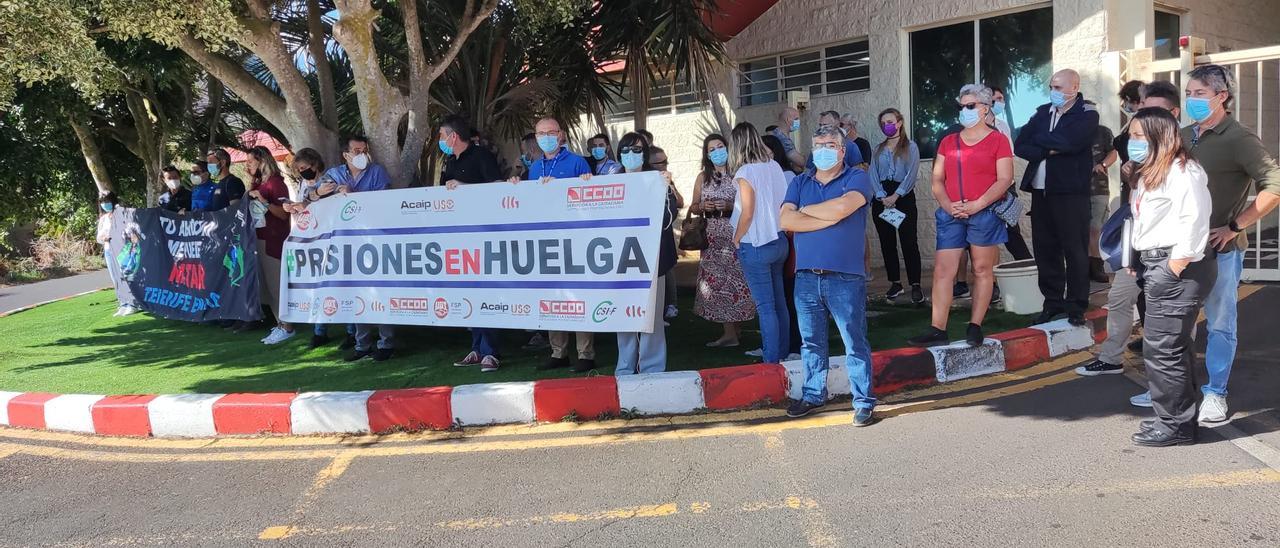 Concentración de funcionarios de prisiones ante Tenerife II