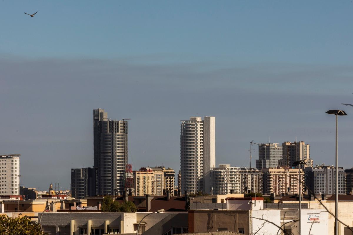 Imagen de la nube de ceniza del incendio en Villanueva de Viver llega a València