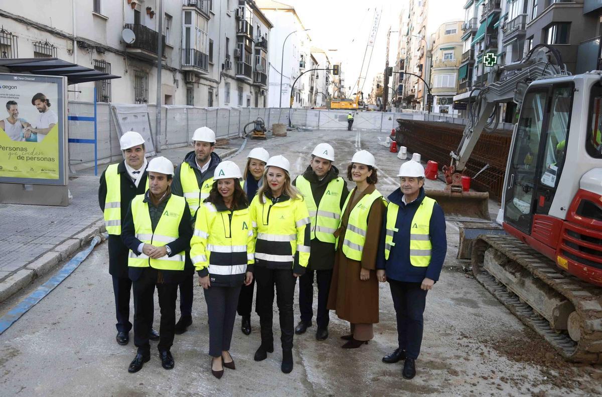 Visita de las consejeras de Fomento, Rocío Díaz, y de Economía, Carolina España, a las obras del metro de Málaga en Eugenio Gross