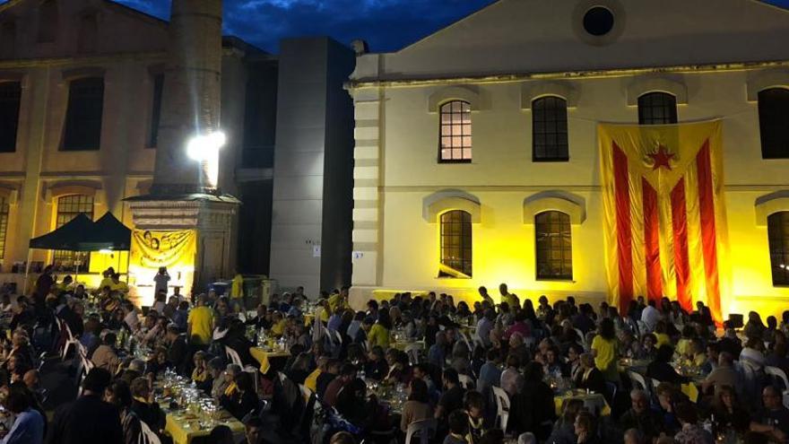 Aspecte del sopar groc amb el Museu de la Pell al fons