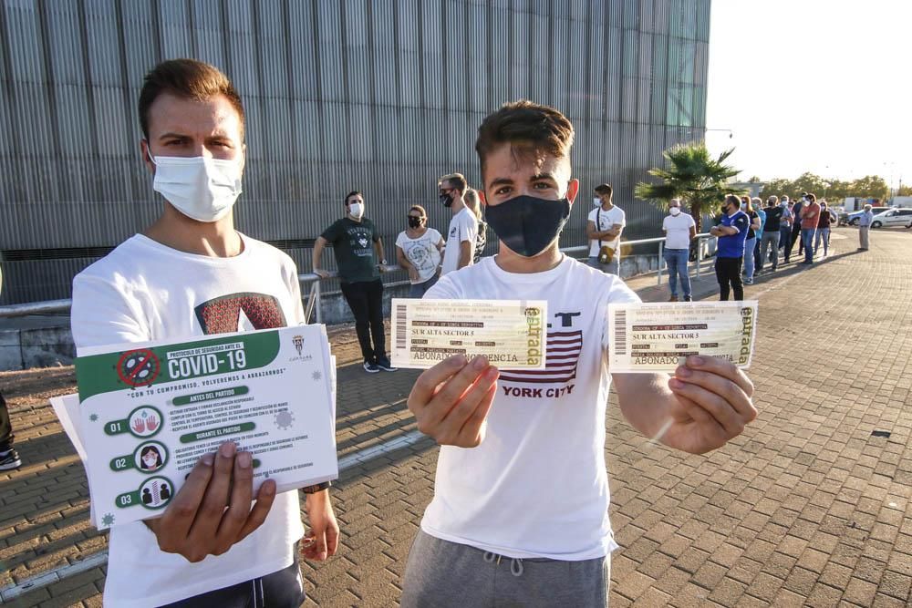 Largas colas en el Arcángel para recoger las primeras entradas de la era Covid