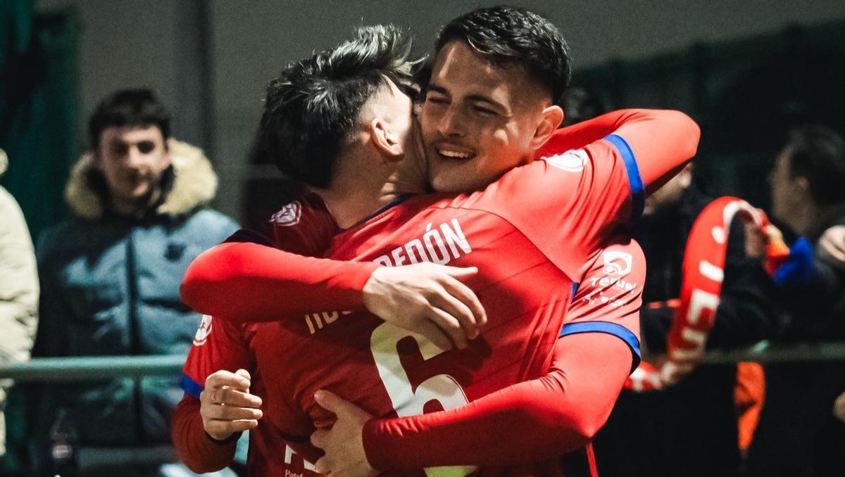 Hugo Redón celebra el gol anotado junto a sus compañeros.