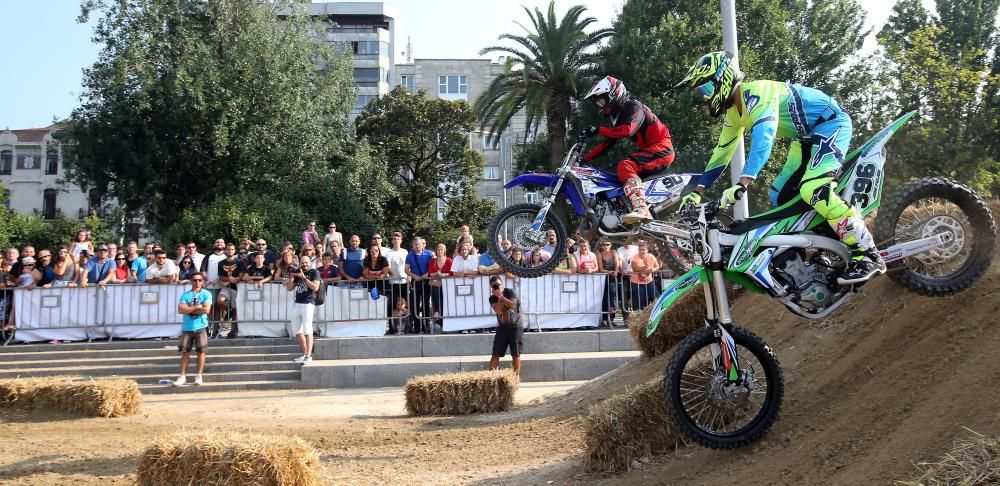 El festival de deportes urbanos atrajo ayer a As Avenidas a miles de personas para presenciar las espectaculares actuaciones de los participantes en pruebas de skate, bicicleta y motocross