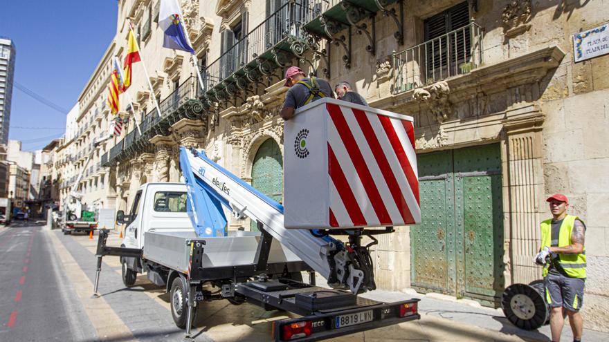 Instalación de luces de Hogueras en la plaza del Ayuntamiento