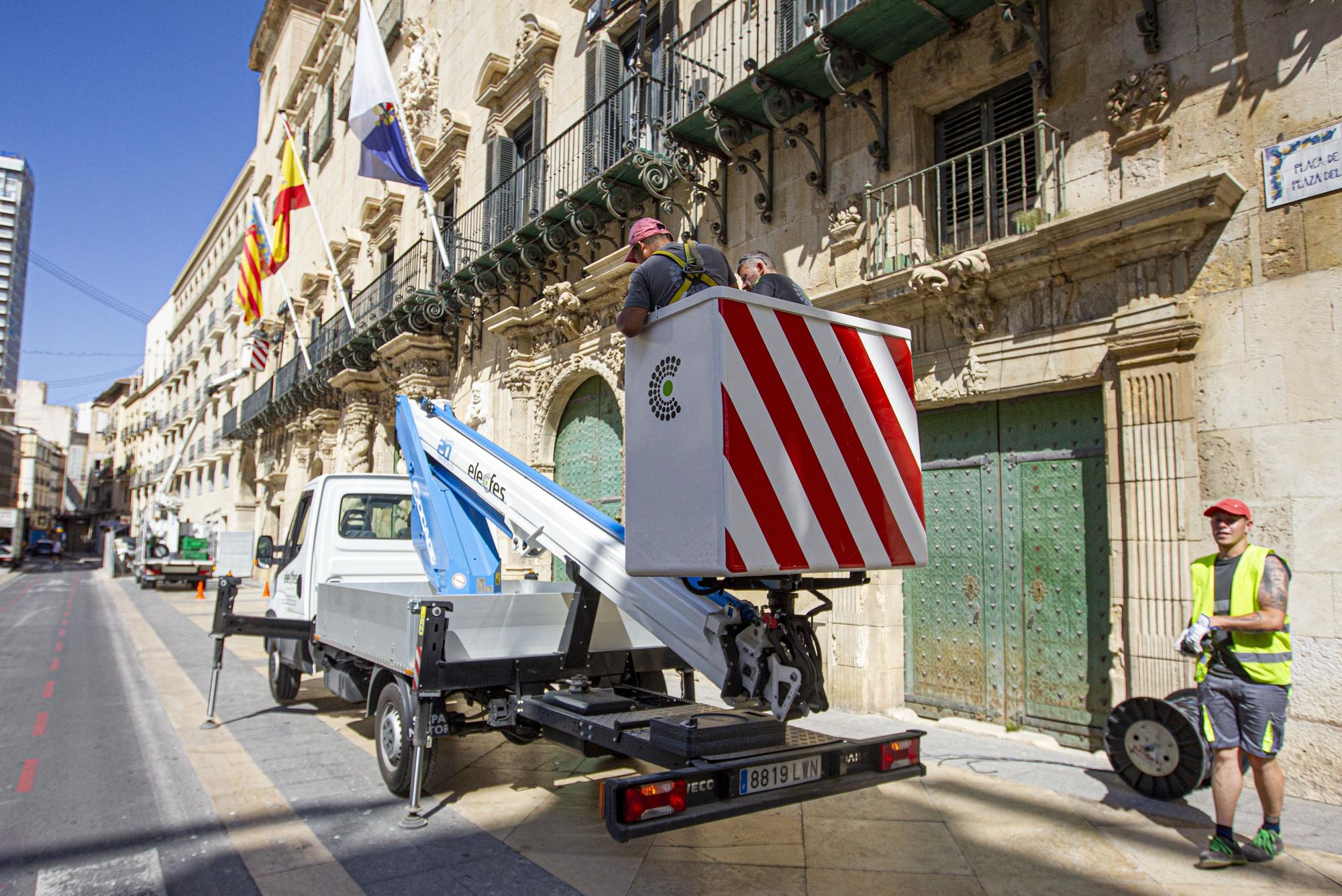 Instalación de luces de Hogueras en la plaza del Ayuntamiento