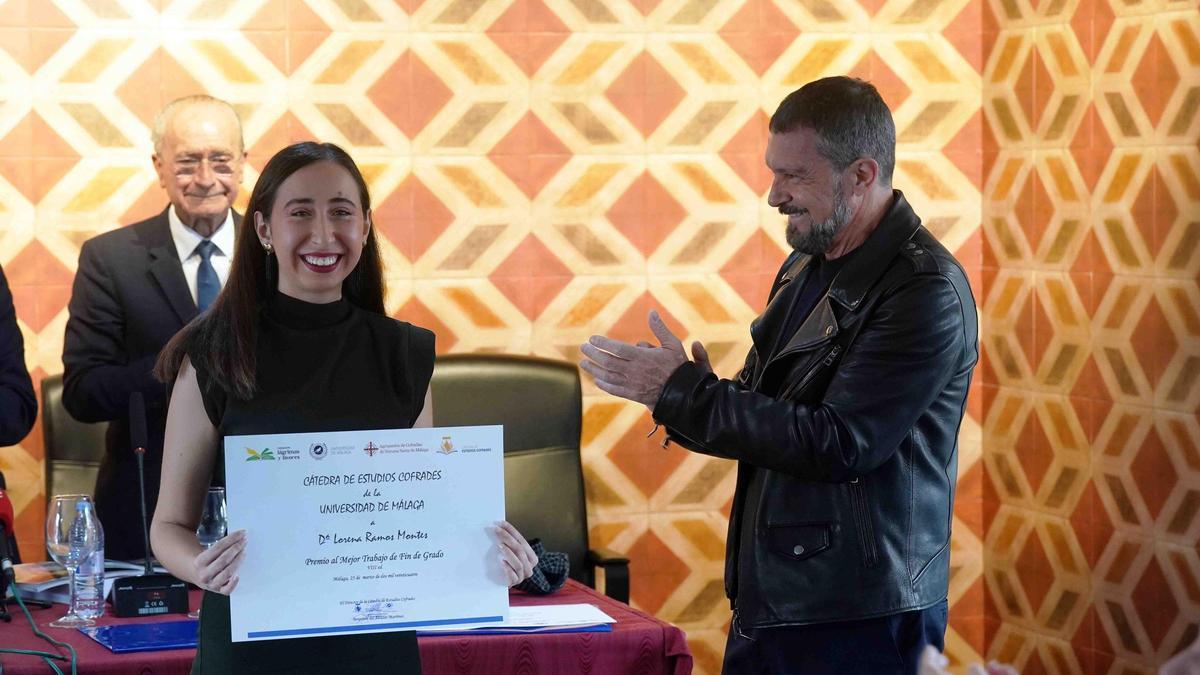 En su condición de presidente de la Fundación Lágrimas y Favores, Antonio Banderas, entrega uno de los premios de investigación de la Cátedra de Estudios Cofrades de la UMA.