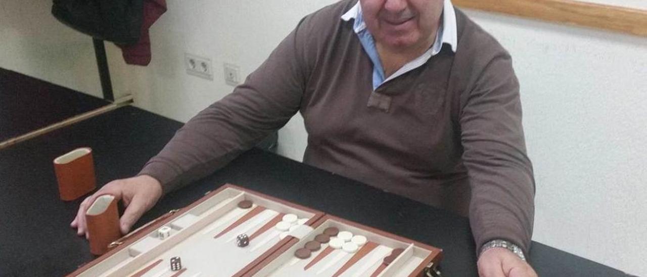 Jorge Alberto Dátola, ante un tablero de backgammon.