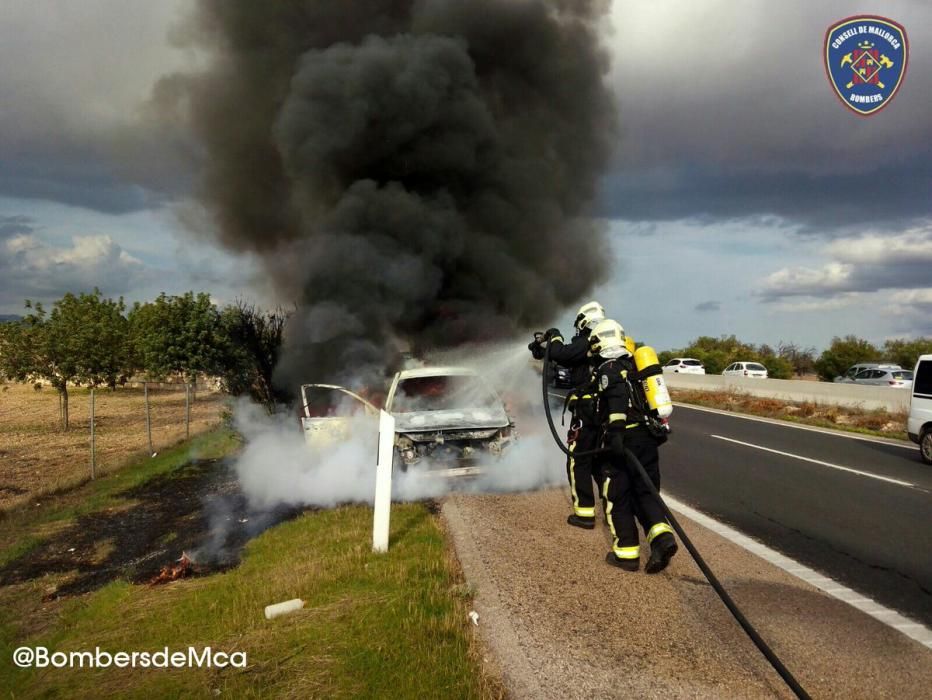 Un coche arde en la autopista de Inca-Palma