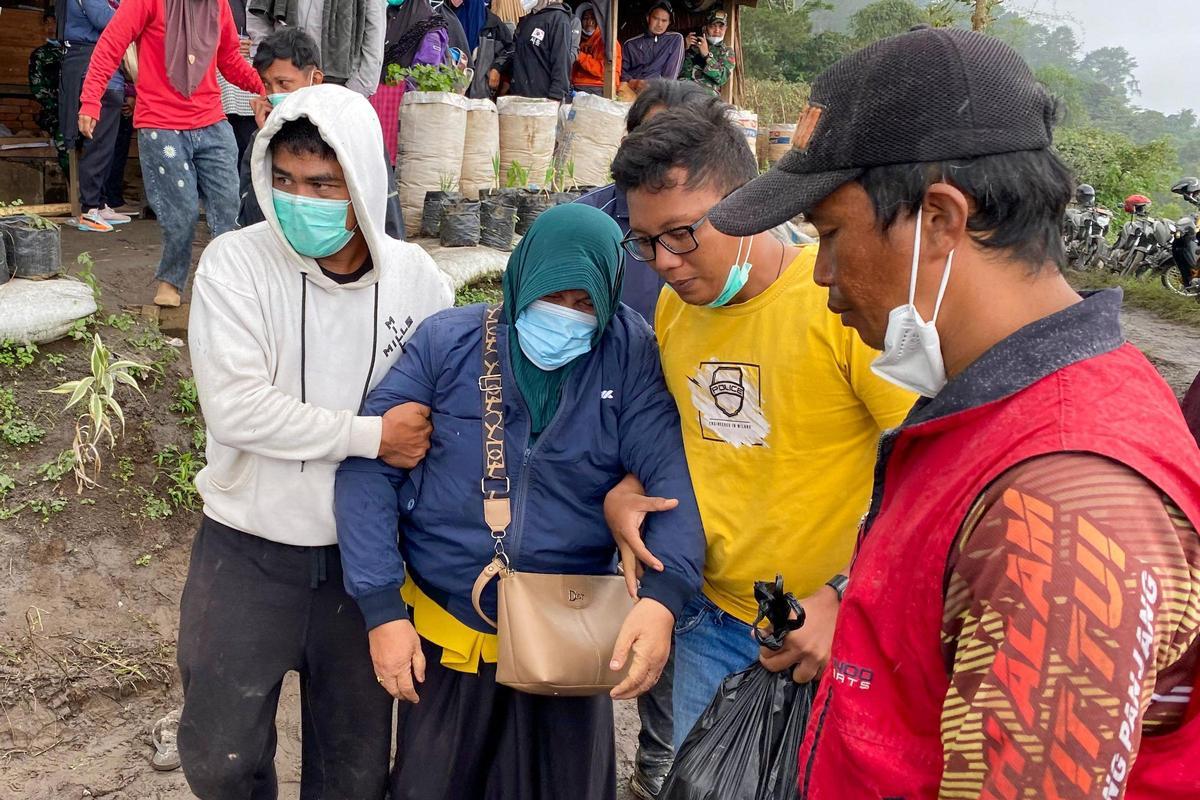 Búsqueda contrarreloj de 12 alpinistas desaparecidos tras la erupción del volcán Marapi, en Indonesia