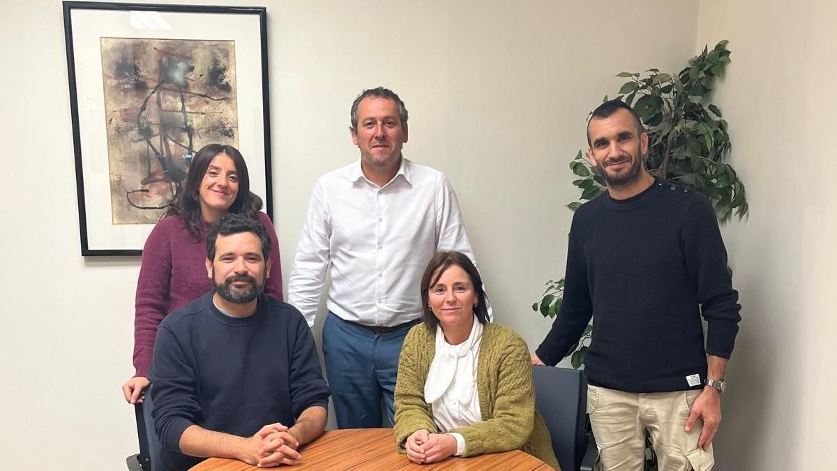 Equipo del nuevo club de tenis de Ribadesella.