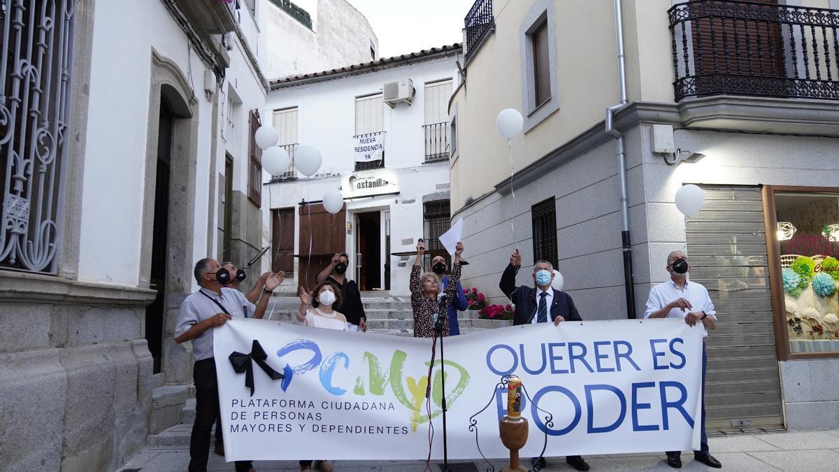 Organizadores de la concentración en Pozoblanco miran al cielo durante la suelta de globos por las víctimas del covid.