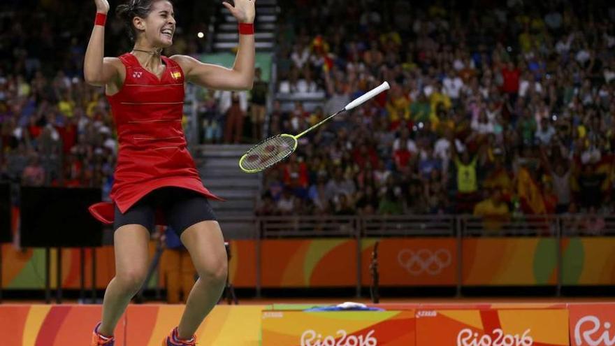 Carolina Marín celebra la victoria en la final de bádminton. // Reuters