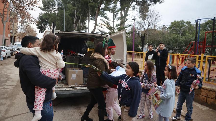 Una caravana solidaria de 12 kilómetros reparte regalos por año nuevo en la zona cero