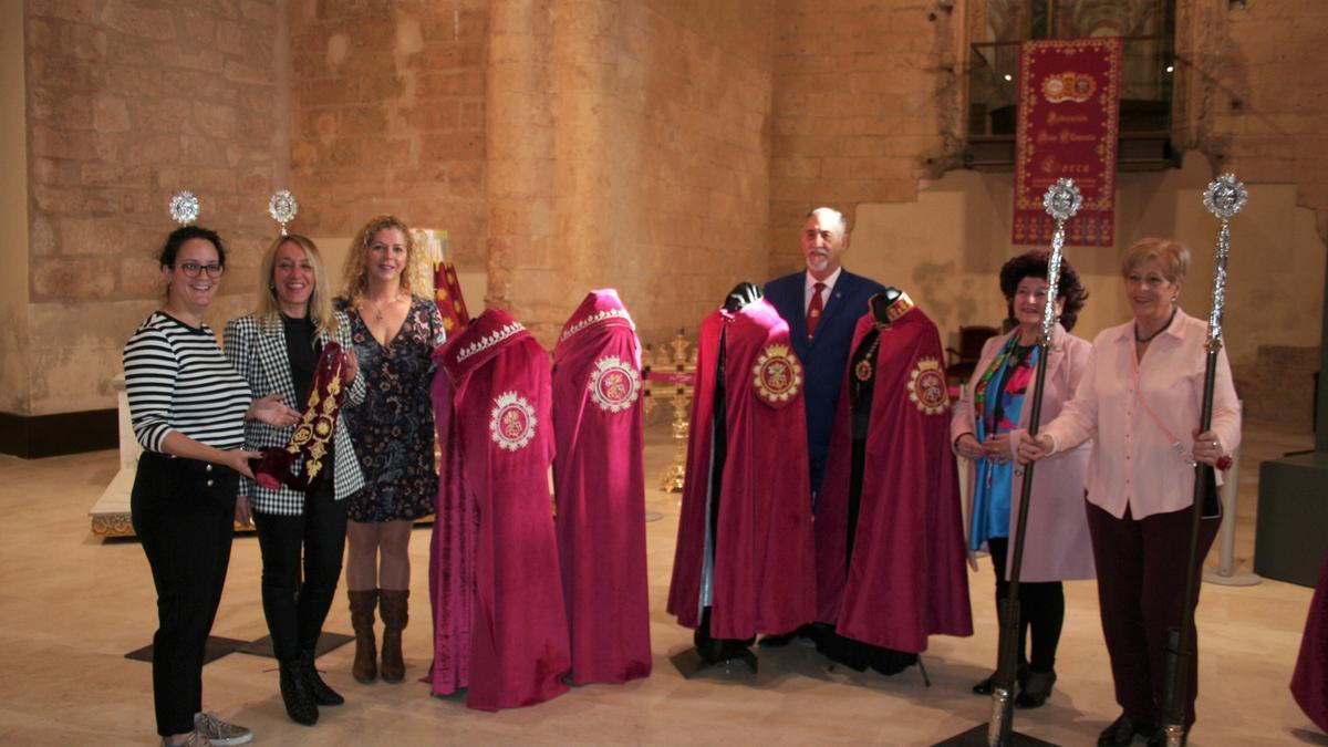 Capas, hachotes o varas de mando y cuja del Guion pontificio que se estrenarán este año y que eran presentados, este jueves, en la antigua iglesia de Santa María la Mayor.