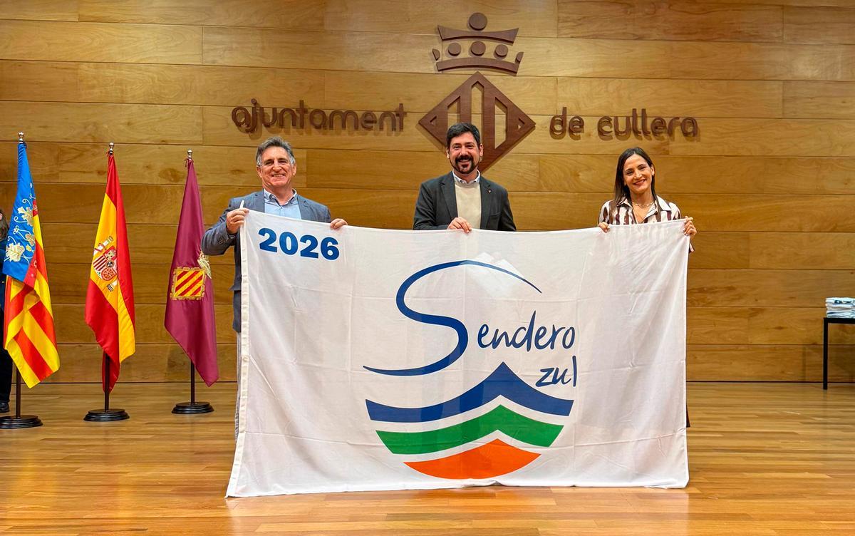 El concejal de Playas recogiendo el galardón.