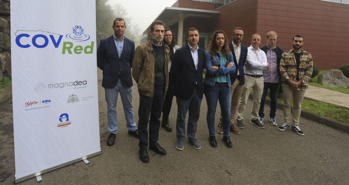 Integrantes del proyecto, ayer, en la estación de aguas residuales de Las Caldas, en Oviedo. |  | LUISMA MURIAS
