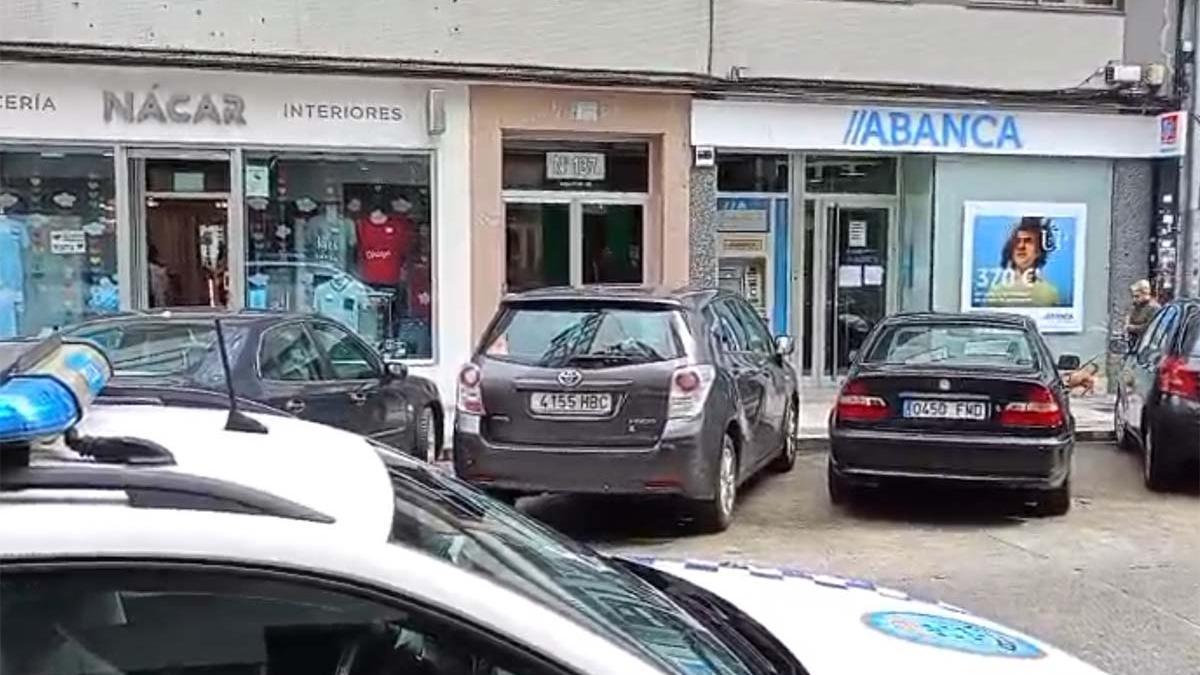 Un individuo atraca una oficina de Abanca en la avenida de Oza y se lleva dinero en efectivo